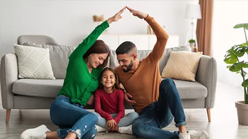 familia-sentada-piso-techo-casa-manos