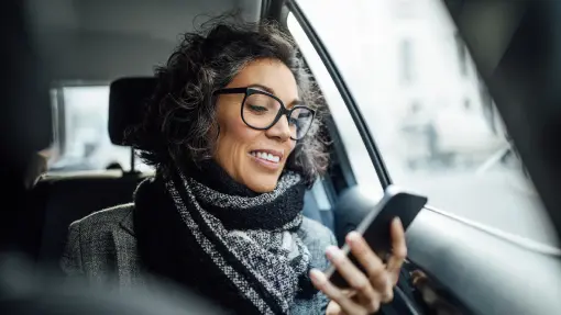 mujer-usando-telefono-movil-asiento-auto