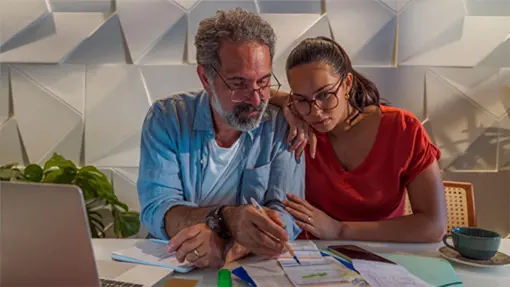 pareja-revisando-documentos-finanzas-casa-laptop